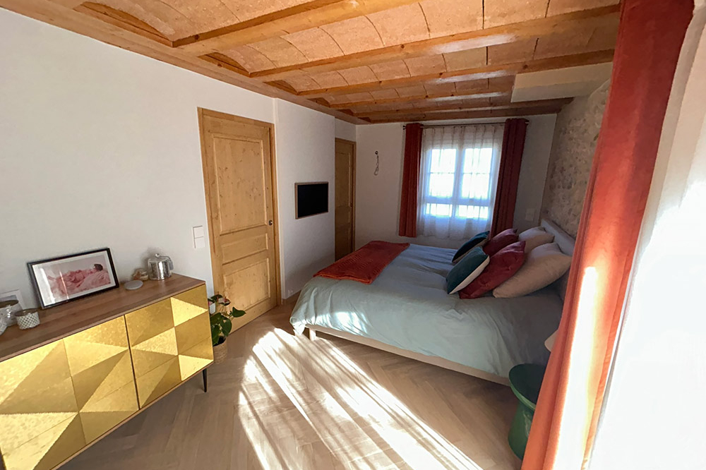 chambre-parentale-parquetbois-peinturevelour
