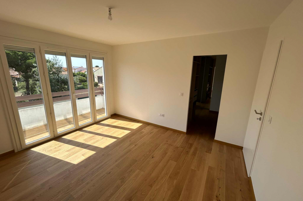 chambre-suite-parentale-parquet-bois