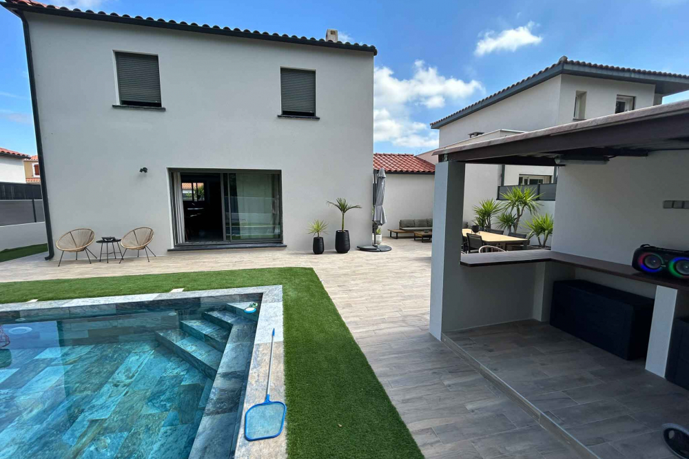 villa-etage-moderne-vue-arriere-pool-house