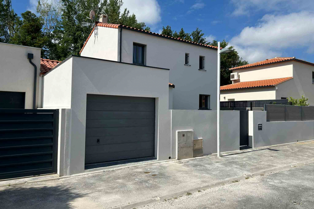 villa-moderne-a-etage-garage--facade-rue
